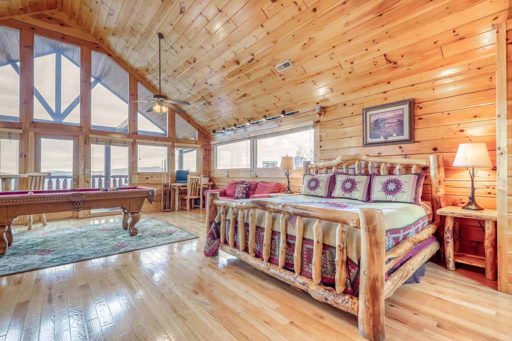 Welcome to our 1 bedroom, 2 bathroom log cabin retreat with panoramic mountain views and a private deck hot tub.

・Private hot tub on the deck
・Pool table, air hockey, and board games
・Wood-burning fireplace and leather seating
・4.5 miles from Downtown Pigeon Forge and 4.6 miles from The Island and outlet shopping

Relax, play, and settle in for an easy mountain escape, book Sweet Surrender and enjoy the cabin comforts at Starr Crest Resort.