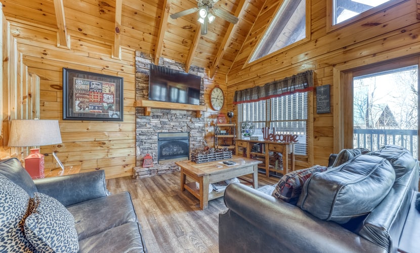 Welcome to our 4 bedroom, 3 bathroom Smoky Mountain cabin with three levels, ridge-top views, and room for the whole crew.
・Shared seasonal pool, hot tub, pool table, and wood-burning fireplace
・Deck with rocking chairs, grill, and outdoor dining space
・Spacious kitchen, dining table, and in-building washer/dryer
・1.9 miles to Pigeon Forge Parkway
・11 miles to Downtown Gatlinburg
Make yourself at home and enjoy the deck, hot tub, and easy resort access on your next Smokies stay.