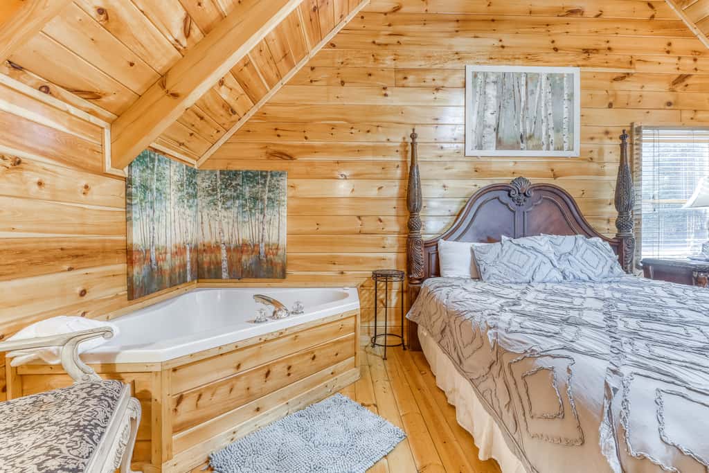 1.9 Mi to Parkway・Rustic Getaway・Hot Tub・Dog Ok!