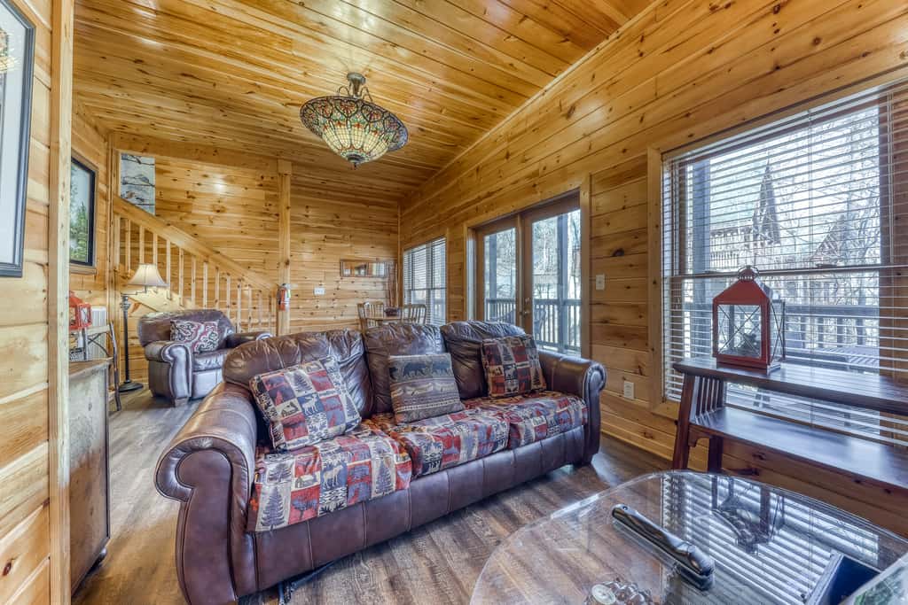 1.9 Mi to Parkway・Rustic Getaway・Hot Tub・Dog Ok!