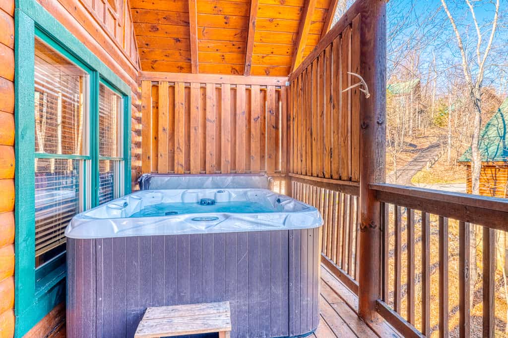 Welcome to our 4 bedroom, 3 bathroom Smoky Mountain cabin with three levels, ridge-top views, and room for the whole crew.

・Shared seasonal pool, hot tub, pool table, and wood-burning fireplace
・Deck with rocking chairs, grill, and outdoor dining space
・Spacious kitchen, dining table, and in-building washer/dryer
・1.9 miles to Pigeon Forge Parkway
・11 miles to Downtown Gatlinburg

Make yourself at home and enjoy the deck, hot tub, and easy resort access on your next Smokies stay.