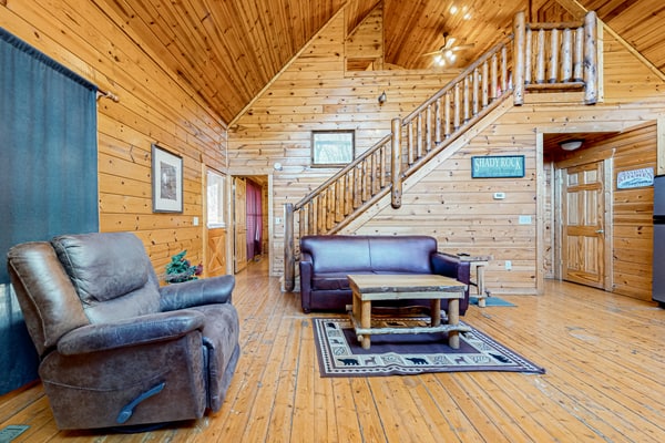 Welcome to our 1 bedroom, 2 bathroom mountain cabin with vaulted ceilings and sunny, wood-lined living spaces.
・Covered front porch with a swing and grill
・Smart TVs in the living room, game room, and bedroom
・Hot tub, pool table, foosball, and air hockey for stay-in fun
・5.5 miles to DT Pigeon Forge
・7 miles to DT Gatlinburg
・12.4 miles to Great Smokies attractions and trails
Settle in, play a round, and enjoy an easy Smoky Mountain getaway.
