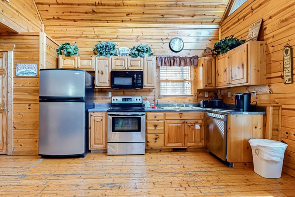 Welcome to our 1 bedroom, 2 bathroom mountain cabin with vaulted ceilings and sunny, wood-lined living spaces.
・Covered front porch with a swing and grill
・Smart TVs in the living room, game room, and bedroom
・Hot tub, pool table, foosball, and air hockey for stay-in fun
・5.5 miles to DT Pigeon Forge
・7 miles to DT Gatlinburg
・12.4 miles to Great Smokies attractions and trails
Settle in, play a round, and enjoy an easy Smoky Mountain getaway.