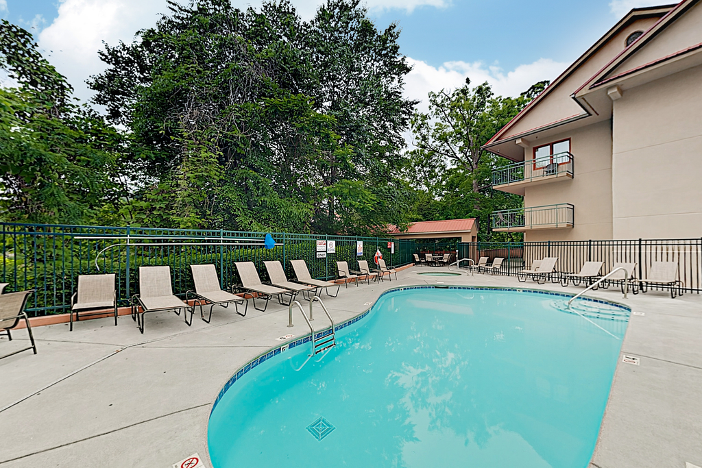 Walk to Downtown, Mountain Views, Fireplace, Pool