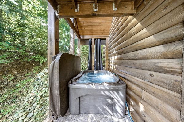 ๐๏ธ ๐๐๐ฐ๐ธ๐ ๐ฆ๐๐ฎ๐ฟ
Escape to the Smoky Mountains in this rustic all-wood cabin, perfect for families or groups up to 9. Relax by the fireplace in the vaulted living room, cook in a full gourmet kitchen, and enjoy meals together. Step onto the private balcony or soak in the hot tub after hiking. Modern comforts include central AC, high-speed WiFi, washer/dryer, and access to the shared pool, your ultimate Gatlinburg getaway awaits!