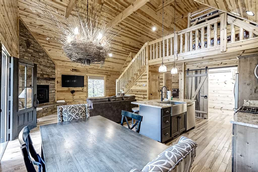 🏞️ 𝗟𝘂𝗰𝗸𝘆 𝗦𝘁𝗮𝗿
Escape to the Smoky Mountains in this rustic all-wood cabin, perfect for families or groups up to 9. Relax by the fireplace in the vaulted living room, cook in a full gourmet kitchen, and enjoy meals together. Step onto the private balcony or soak in the hot tub after hiking. Modern comforts include central AC, high-speed WiFi, washer/dryer, and access to the shared pool, your ultimate Gatlinburg getaway awaits!