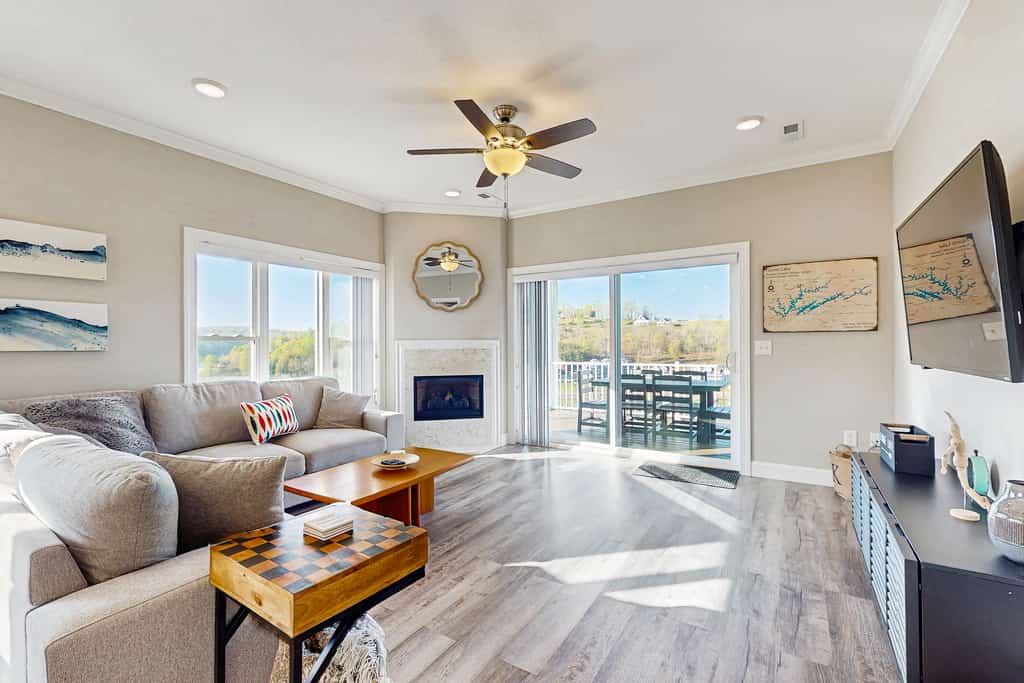 🏞️ 𝗞𝗹𝗶𝗲𝗿 𝗛𝗼𝘂𝘀𝗲
Relax at this lake view condo in Deerfield Resort near Norris Lake, LaFollette TN. This spacious 3BR condo sleeps 10 and features marina access with a covered boat slip, outdoor pool, golf course, tennis courts, and walking trails. Enjoy boating, fishing, and water sports by day, then unwind in a fully equipped family-friendly retreat inside a gated resort community.