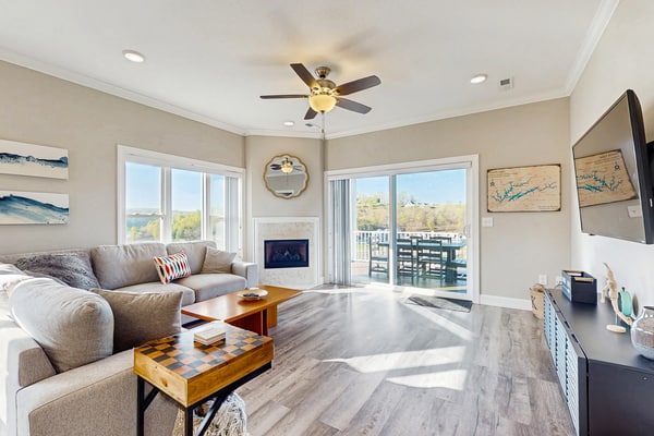 🏞️ 𝗞𝗹𝗶𝗲𝗿 𝗛𝗼𝘂𝘀𝗲
Relax at this lake view condo in Deerfield Resort near Norris Lake, LaFollette TN. This spacious 3BR condo sleeps 10 and features marina access with a covered boat slip, outdoor pool, golf course, tennis courts, and walking trails. Enjoy boating, fishing, and water sports by day, then unwind in a fully equipped family-friendly retreat inside a gated resort community.