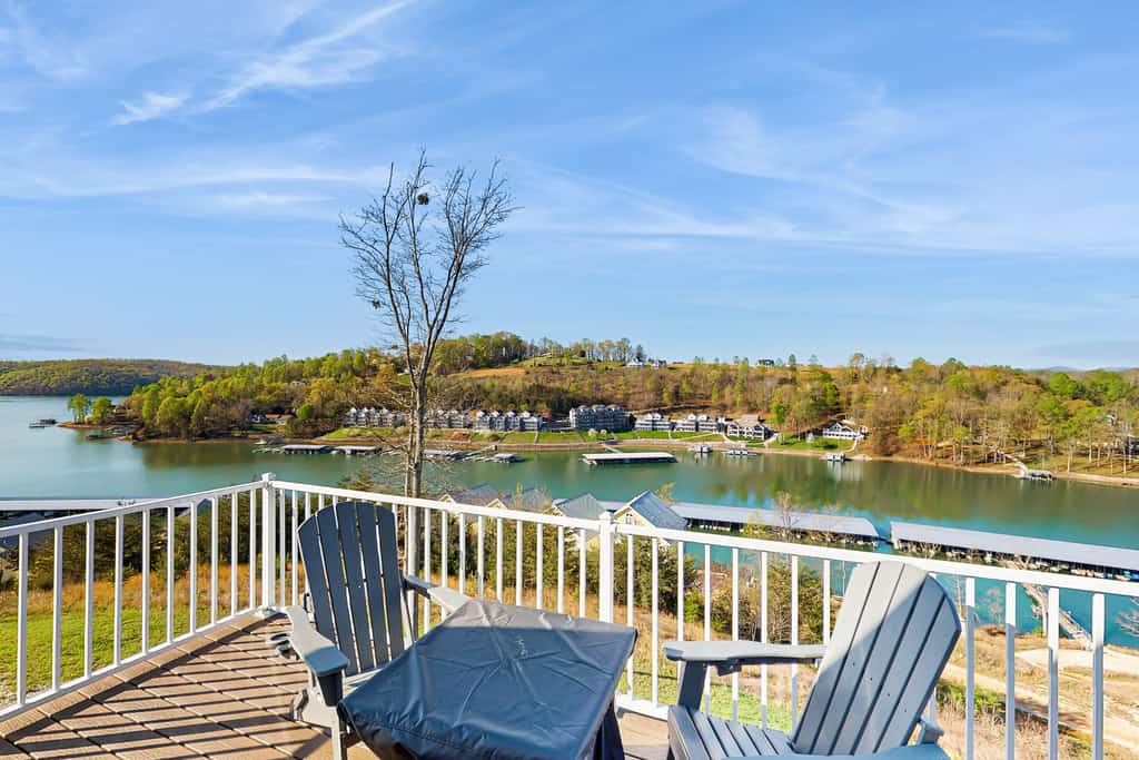 🏞️ 𝗞𝗹𝗶𝗲𝗿 𝗛𝗼𝘂𝘀𝗲
Relax at this lake view condo in Deerfield Resort near Norris Lake, LaFollette TN. This spacious 3BR condo sleeps 10 and features marina access with a covered boat slip, outdoor pool, golf course, tennis courts, and walking trails. Enjoy boating, fishing, and water sports by day, then unwind in a fully equipped family-friendly retreat inside a gated resort community.