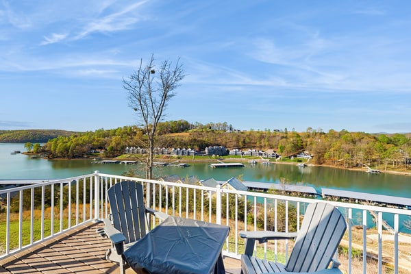 🏞️ 𝗞𝗹𝗶𝗲𝗿 𝗛𝗼𝘂𝘀𝗲
Relax at this lake view condo in Deerfield Resort near Norris Lake, LaFollette TN. This spacious 3BR condo sleeps 10 and features marina access with a covered boat slip, outdoor pool, golf course, tennis courts, and walking trails. Enjoy boating, fishing, and water sports by day, then unwind in a fully equipped family-friendly retreat inside a gated resort community.