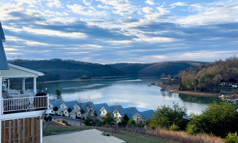 🏞️ 𝗞𝗹𝗶𝗲𝗿 𝗛𝗼𝘂𝘀𝗲
Relax at this lake view condo in Deerfield Resort near Norris Lake, LaFollette TN. This spacious 3BR condo sleeps 10 and features marina access with a covered boat slip, outdoor pool, golf course, tennis courts, and walking trails. Enjoy boating, fishing, and water sports by day, then unwind in a fully equipped family-friendly retreat inside a gated resort community.