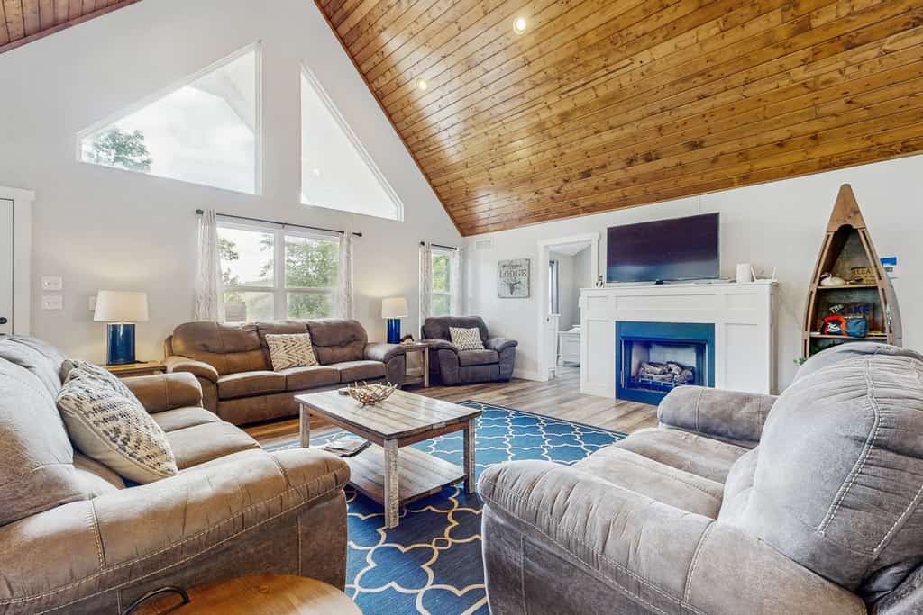 🏞️ 𝗟𝗮𝗶𝗱 𝗕𝗮𝗰𝗸 𝗟𝗼𝗱𝗴𝗲
Luxury lake view cabin on Norris Lake in LaFollette, TN featuring 8 bedrooms, 8 baths, private double-decker seasonal dock, hot tub, game room, home theater, and panoramic mountain views. Located in gated Lakeside Estates with boat ramp, pool, and marina access. Perfect for large groups, family reunions, and corporate retreats seeking a premium waterfront getaway.