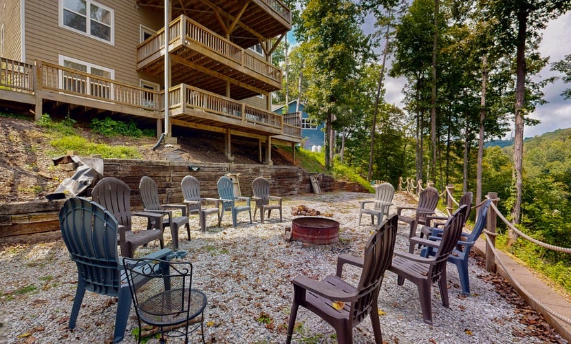 🏞️ 𝗟𝗮𝗶𝗱 𝗕𝗮𝗰𝗸 𝗟𝗼𝗱𝗴𝗲
Luxury lake view cabin on Norris Lake in LaFollette, TN featuring 8 bedrooms, 8 baths, private double-decker seasonal dock, hot tub, game room, home theater, and panoramic mountain views. Located in gated Lakeside Estates with boat ramp, pool, and marina access. Perfect for large groups, family reunions, and corporate retreats seeking a premium waterfront getaway.