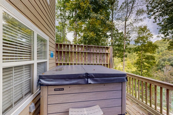 Luxury 8-bedroom, 8-bathroom cabin in LaFollette, Tennessee, featuring panoramic Norris Lake and mountain views, a seasonal private double-decker dock with slide, hot tub, game room, and home theater. Located in gated Lakeside Estates with access to a community pool, boat ramp, and walking trails. Ideal for family reunions, multi-family vacations, and large group getaways.