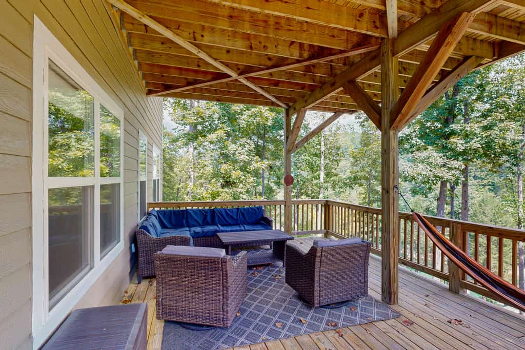 🏞️ 𝗟𝗮𝗶𝗱 𝗕𝗮𝗰𝗸 𝗟𝗼𝗱𝗴𝗲
Luxury lake view cabin on Norris Lake in LaFollette, TN featuring 8 bedrooms, 8 baths, private double-decker seasonal dock, hot tub, game room, home theater, and panoramic mountain views. Located in gated Lakeside Estates with boat ramp, pool, and marina access. Perfect for large groups, family reunions, and corporate retreats seeking a premium waterfront getaway.
