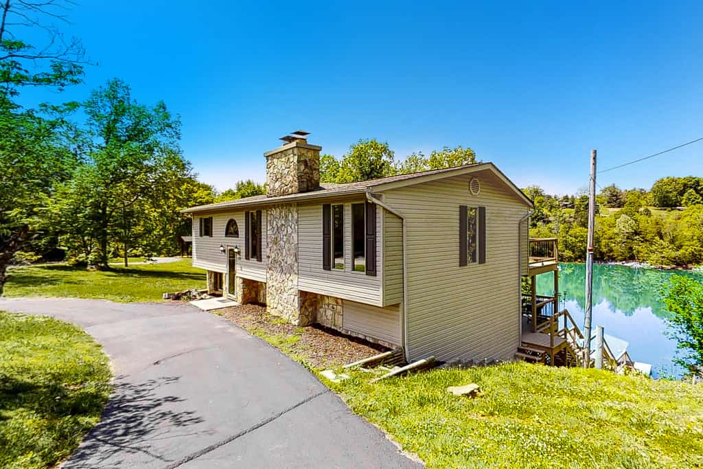 🏞️ 𝗖𝗮𝗺𝗽 𝗥𝗮𝗺𝗽𝗲 𝗟𝗮𝗸𝗲𝗳𝗿𝗼𝗻𝘁 𝗖𝗮𝗯𝗶𝗻
Lakefront cabin on Norris Lake with private dock and party pad, perfect for families and groups. This spacious waterfront retreat sleeps 12 and features 4 bedrooms, 3 baths, fireplace, full kitchen, grill, upper and lower decks, and stunning lake views. Enjoy boating, fishing, relaxing by the water, and unforgettable Tennessee lake vacations year-round.