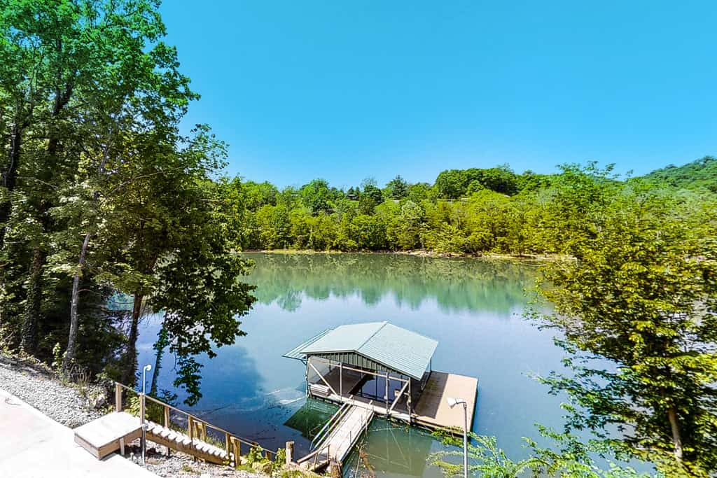 🏞️ 𝗖𝗮𝗺𝗽 𝗥𝗮𝗺𝗽𝗲 𝗟𝗮𝗸𝗲𝗳𝗿𝗼𝗻𝘁 𝗖𝗮𝗯𝗶𝗻
Lakefront cabin on Norris Lake with private dock and party pad, perfect for families and groups. This spacious waterfront retreat sleeps 12 and features 4 bedrooms, 3 baths, fireplace, full kitchen, grill, upper and lower decks, and stunning lake views. Enjoy boating, fishing, relaxing by the water, and unforgettable Tennessee lake vacations year-round.