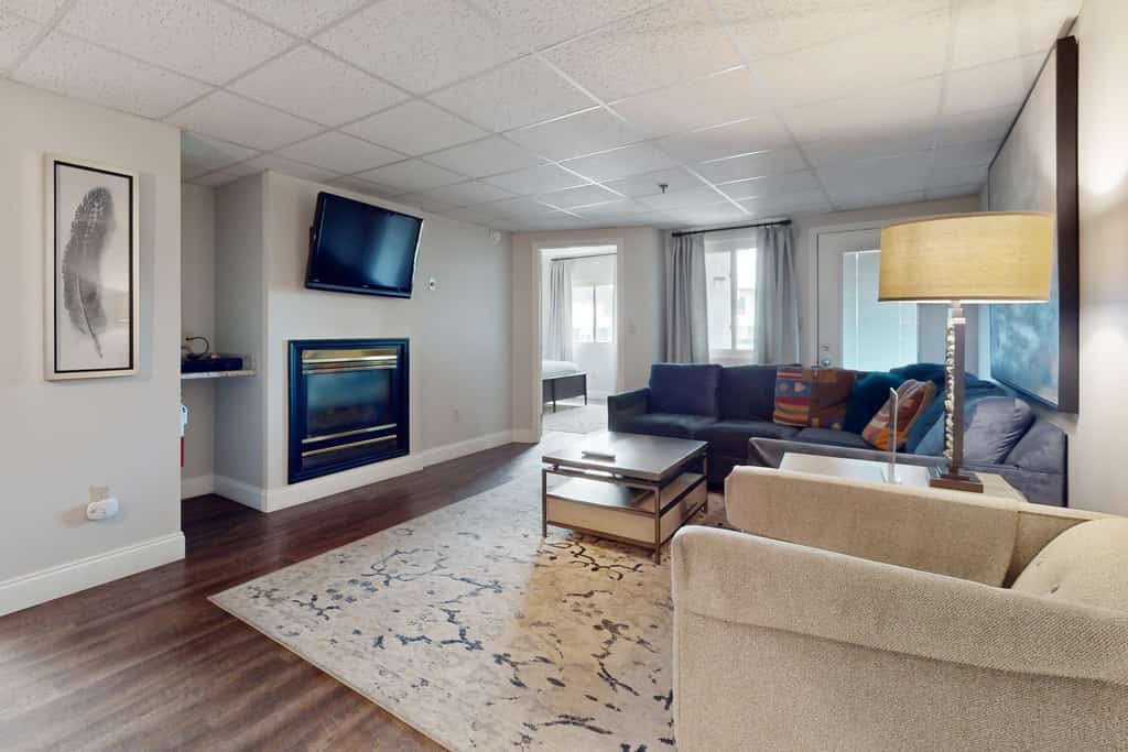 Stay at River Place Condos in Pigeon Forge, a 2BR/2BA riverside retreat for up to 4 guests. Enjoy two en-suite bedrooms, a private balcony with Little Pigeon River and mountain views, gas fireplace, full kitchen, Wi-Fi, washer/dryer, and seasonal pool. Walk to Patriot Park and the Old Mill, with Dollywood, The Island, LeConte Center, dining, and Great Smoky Mountains attractions nearby.