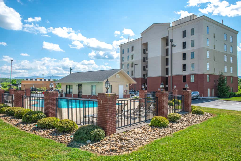 Riverfront Condo, Sleeps 4・Jetted Tub・Balcony・Pool