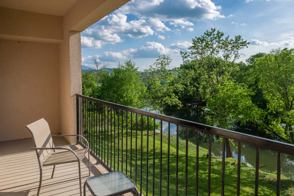 Riverfront Condo, Sleeps 4・Jetted Tub・Balcony・Pool