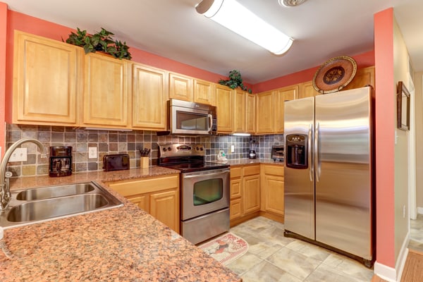 Riverfront 2-bedroom condo in Sevierville sleeping up to 4 guests, featuring a private balcony overlooking the West Prong Little Pigeon River. Enjoy a jetted tub, seasonal pool and hot tub, fully equipped kitchen, free WiFi, and smart TVs. Conveniently located near Dollywood, Pigeon Forge, Tanger Outlets, and Great Smoky Mountains National Park.