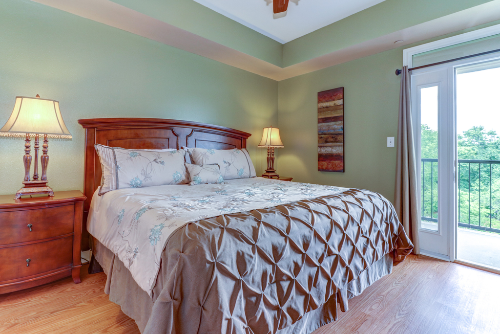 Riverfront Condo, Sleeps 4・Jetted Tub・Balcony・Pool