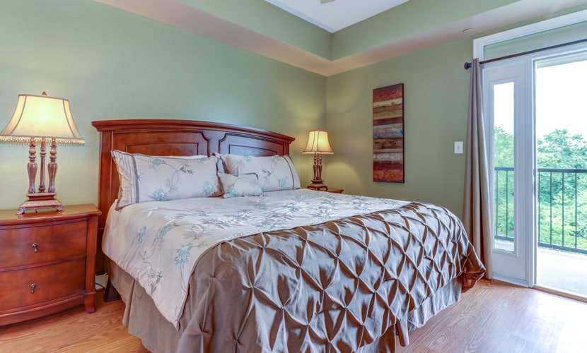 Riverfront 2-bedroom condo in Sevierville sleeping up to 4 guests, featuring a private balcony overlooking the West Prong Little Pigeon River. Enjoy a jetted tub, seasonal pool and hot tub, fully equipped kitchen, free WiFi, and smart TVs. Conveniently located near Dollywood, Pigeon Forge, Tanger Outlets, and Great Smoky Mountains National Park.