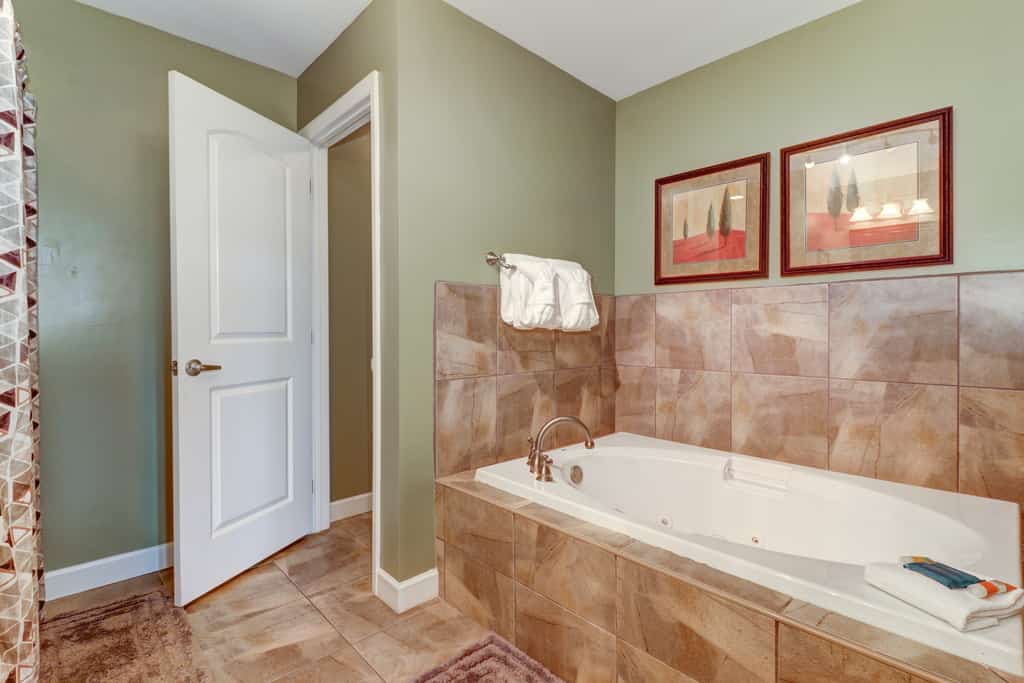 Riverfront 2-bedroom condo in Sevierville sleeping up to 4 guests, featuring a private balcony overlooking the West Prong Little Pigeon River. Enjoy a jetted tub, seasonal pool and hot tub, fully equipped kitchen, free WiFi, and smart TVs. Conveniently located near Dollywood, Pigeon Forge, Tanger Outlets, and Great Smoky Mountains National Park.