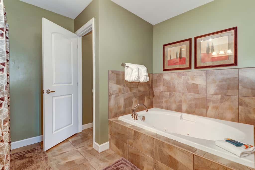 Riverfront Condo, Sleeps 4・Jetted Tub・Balcony・Pool