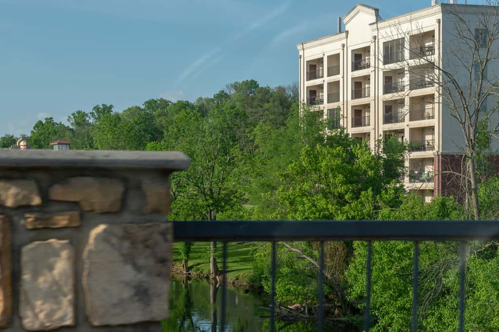 Riverfront Condo, Sleeps 4・Jetted Tub・Balcony・Pool