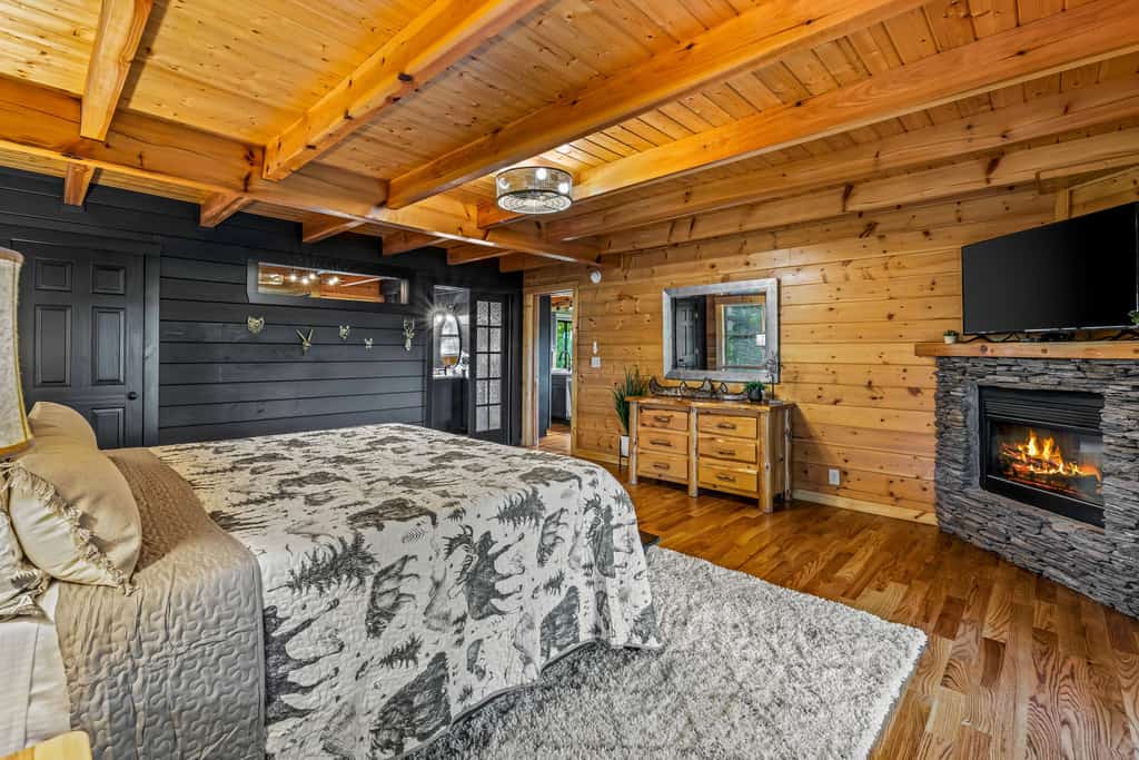 🏞️ 𝗧𝗵𝗲 𝗧𝗿𝗲𝗲𝗵𝗼𝘂𝘀𝗲
Escape to this spacious Smoky Mountain treehouse cabin in Sevierville, TN, sleeping up to 12 guests. Enjoy a private hot tub, firepit, game room with pool, foosball & arcade, and a fully stocked kitchen. Relax on multi-level decks with mountain views. Minutes to Dollywood, Smoky Mountain Alpine Coaster, and Great Smoky Mountains National Park. Perfect for family trips, group getaways, and unforgettable mountain stays.