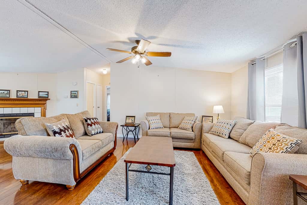 Riverfront Stay, Sleeps 6, Deck, Firepit, Water View