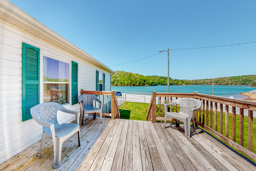 Riverfront Stay, Sleeps 6, Deck, Firepit, Water View