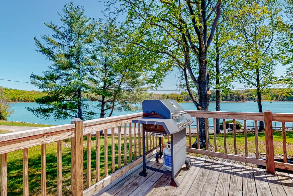 Riverfront Stay, Sleeps 6, Deck, Firepit, Water View