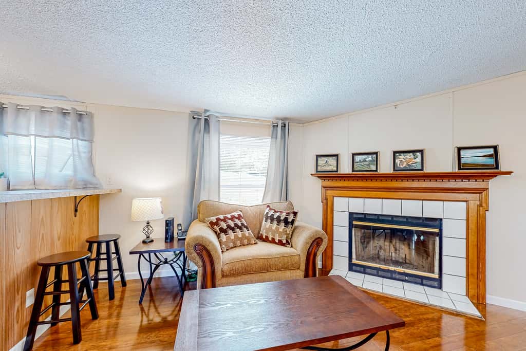 Riverfront Stay, Sleeps 6, Deck, Firepit, Water View