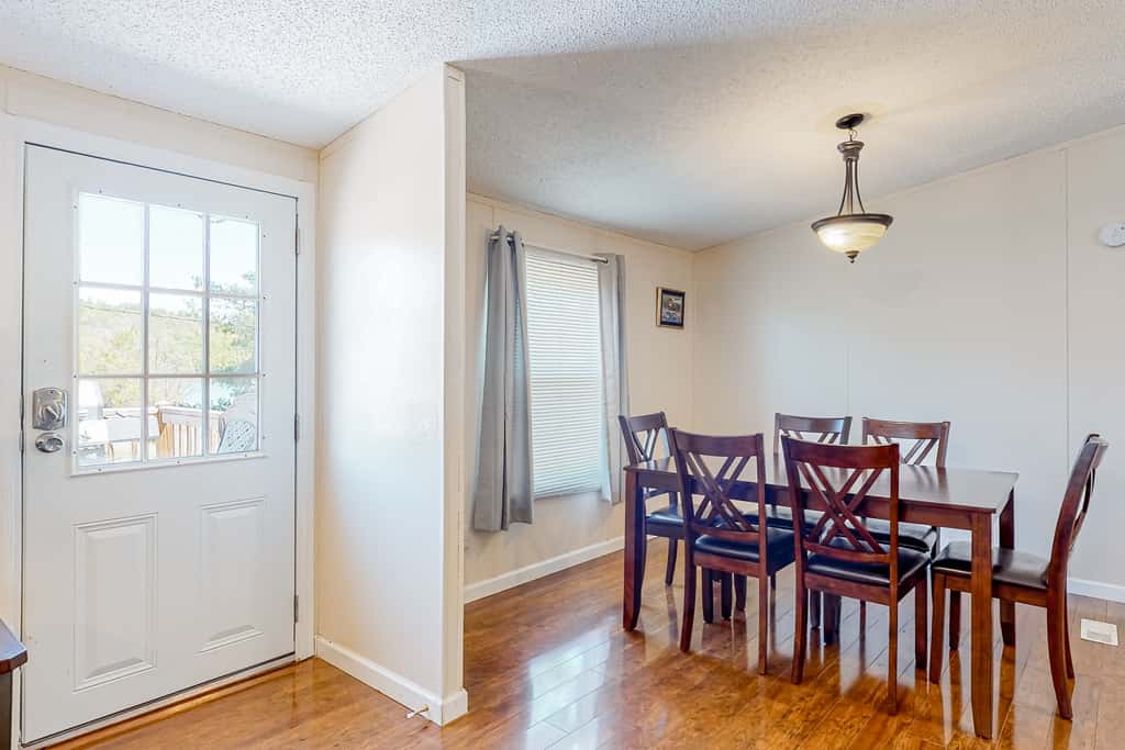 Riverfront Stay, Sleeps 6, Deck, Firepit, Water View
