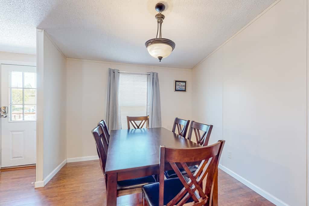 Riverfront Stay, Sleeps 6, Deck, Firepit, Water View