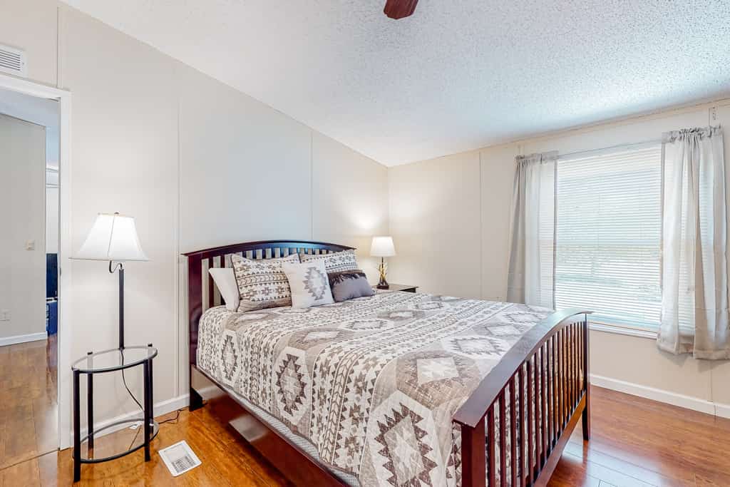 🏞️ 𝗣𝗼𝘄𝗲𝗹𝗹 𝗥𝗶𝘃𝗲𝗿 𝗣𝗮𝗿𝗮𝗱𝗶𝘀𝗲
Riverfront cabin on the Powell River near Andersonville, TN. Perfect for families or groups. Sleeps 6 with private deck, fire pit, gas grill, and stunning water views. Cozy fireplace, full kitchen, smart TV,  washer/dryer, and AC. Pets are welcome, with extra, and minutes to boat launch, fishing, kayaking, and outdoor adventures. Peaceful waterfront getaway near Anderson County Park.