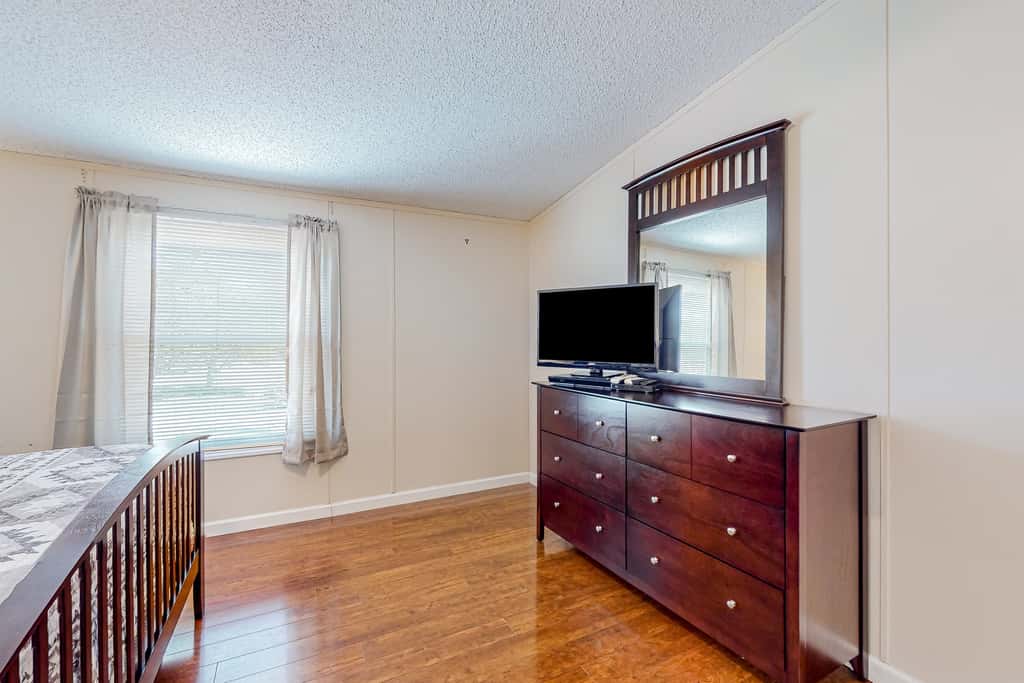 Riverfront Stay, Sleeps 6, Deck, Firepit, Water View