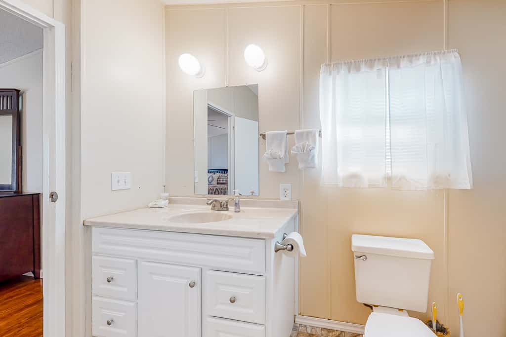 Riverfront Stay, Sleeps 6, Deck, Firepit, Water View