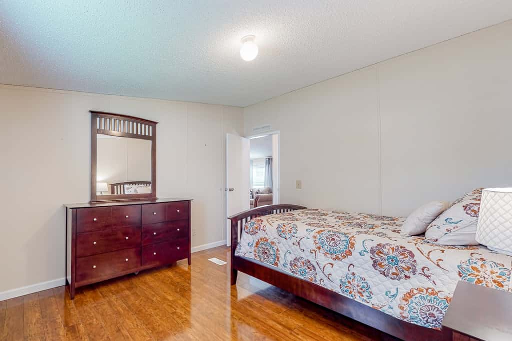 Riverfront Stay, Sleeps 6, Deck, Firepit, Water View