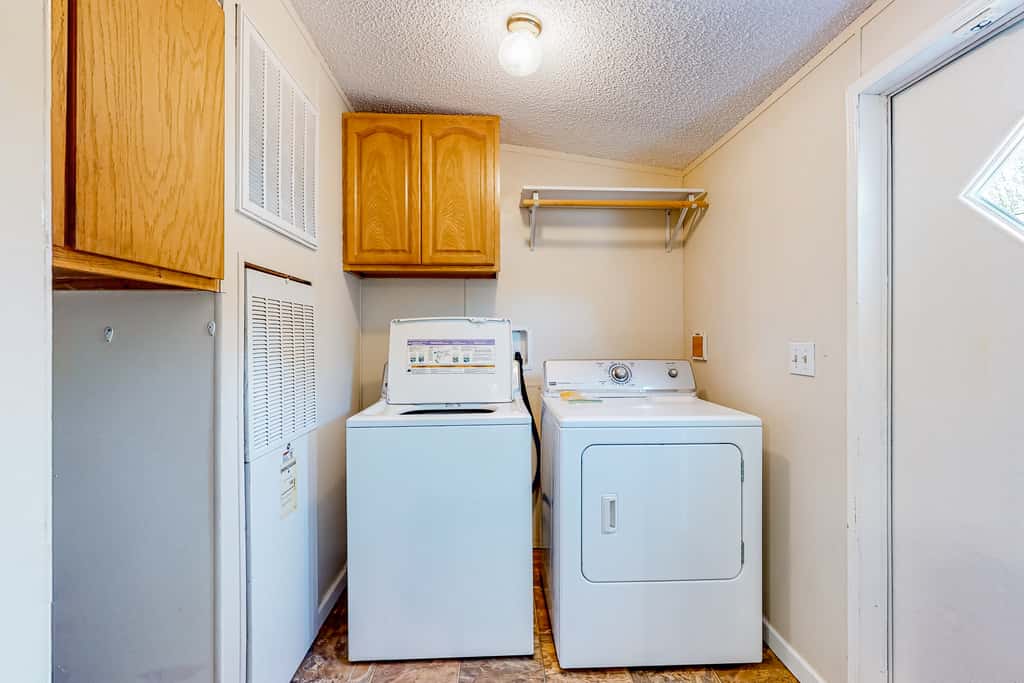 Riverfront Stay, Sleeps 6, Deck, Firepit, Water View