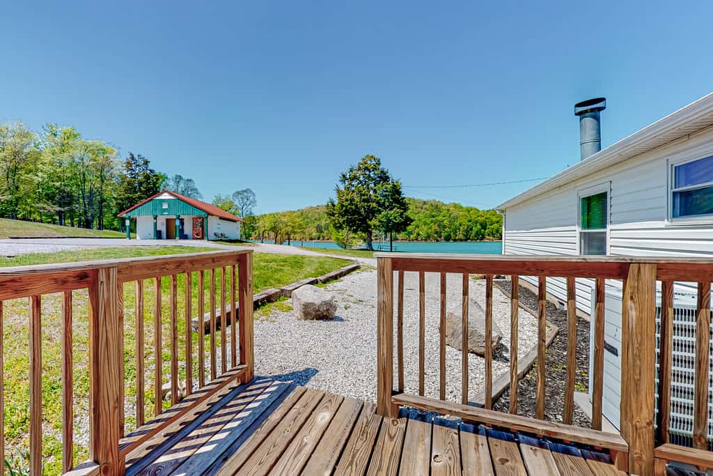 Riverfront Stay, Sleeps 6, Deck, Firepit, Water View