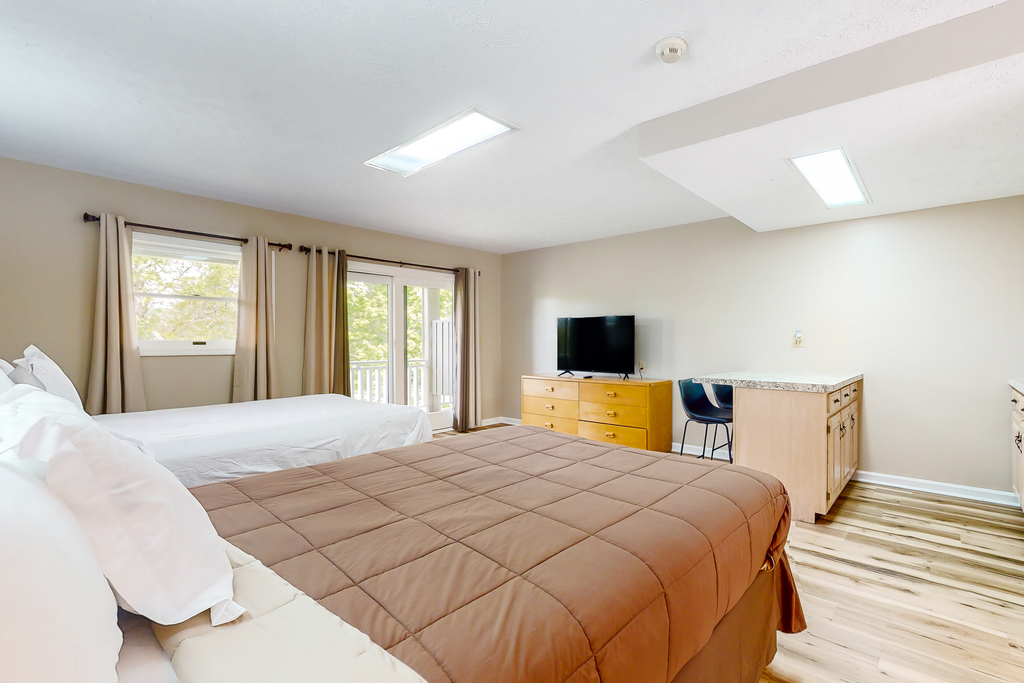 Cozy Studio, Balcony, Gym, Games, Near Douglas Lake