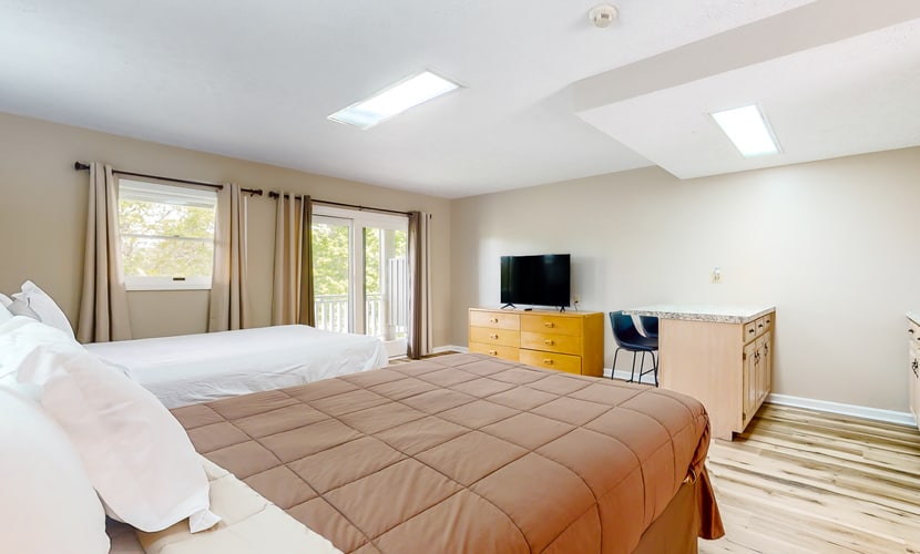 ๐๏ธ ๐๐ฎ๐ป๐ฒ๐ฏ๐ฒ๐ฟ๐ฟ๐ ๐๐ป๐ป ๐ณ
Relax in this modern studio at Baneberry Inn with a balcony, and easy access to Douglas Lake. Pets are welcome, with extra, and enjoy on-site gym, game room, picnic areas, and nearby boat ramps about 5 minutes away, kayaking, and fishing. A short drive to Dollywood, Pigeon Forge, Gatlinburg, and the Smoky Mountains. Perfect for couples or solo travelers seeking a peaceful, well-located getaway with convenient amenities.