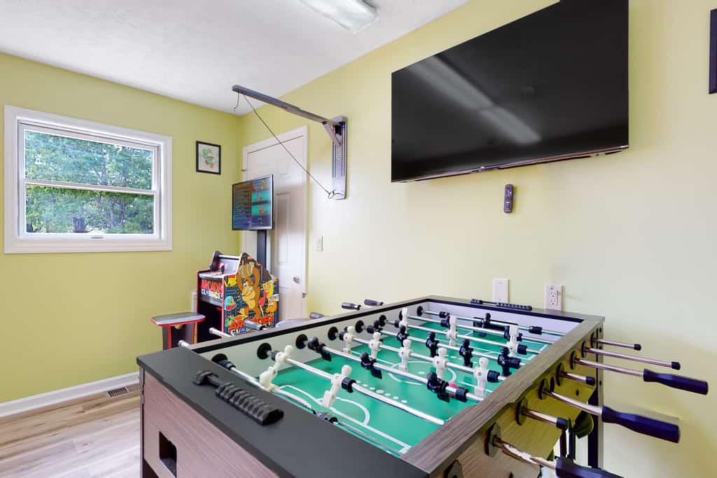 🏞️ 𝗕𝗮𝗻𝗲𝗯𝗲𝗿𝗿𝘆 𝗜𝗻𝗻 𝟳
Relax in this modern studio at Baneberry Inn with a balcony, and easy access to Douglas Lake. Pets are welcome, with extra, and enjoy on-site gym, game room, picnic areas, and nearby boat ramps about 5 minutes away, kayaking, and fishing. A short drive to Dollywood, Pigeon Forge, Gatlinburg, and the Smoky Mountains. Perfect for couples or solo travelers seeking a peaceful, well-located getaway with convenient amenities.