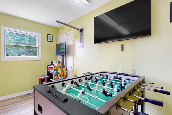 ๐๏ธ ๐๐ฎ๐ป๐ฒ๐ฏ๐ฒ๐ฟ๐ฟ๐ ๐๐ป๐ป ๐ณ
Relax in this modern studio at Baneberry Inn with a balcony, and easy access to Douglas Lake. Pets are welcome, with extra, and enjoy on-site gym, game room, picnic areas, and nearby boat ramps about 5 minutes away, kayaking, and fishing. A short drive to Dollywood, Pigeon Forge, Gatlinburg, and the Smoky Mountains. Perfect for couples or solo travelers seeking a peaceful, well-located getaway with convenient amenities.