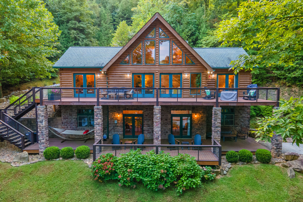 Family-Friendly Big Creek Getaway・Hot Tub・Firepit