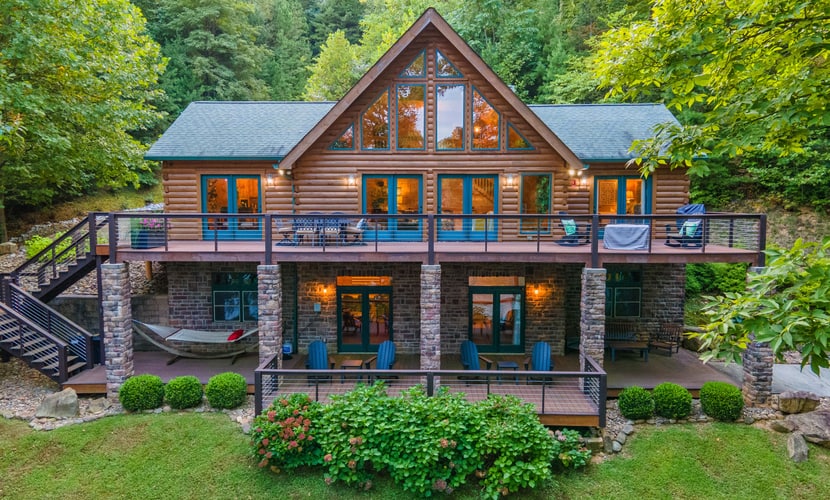 ๐๏ธ ๐๐ถ๐ด ๐๐ฟ๐ฒ๐ฒ๐ธ ๐๐ฒ๐๐ฎ๐๐ฎ๐
Escape to Big Creek Getaway! This spacious 5-bedroom waterfront cabin sleeps 16 and features a hot tub, waterside deck, dock for boating, and multiple outdoor seating areas. Inside, enjoy a full kitchen, cozy living room, basement bar, and loft sofa beds. Perfect for family retreats or group getaways, with nearby Big Creek, state parks, and easy access to downtown Knoxville for dining and shopping.