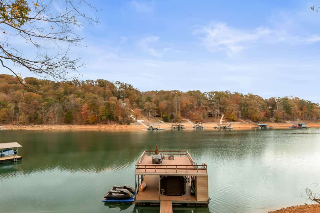 🏞️ 𝗕𝗶𝗴 𝗖𝗿𝗲𝗲𝗸 𝗚𝗲𝘁𝗮𝘄𝗮𝘆
Escape to Big Creek Getaway! This spacious 5-bedroom waterfront cabin sleeps 16 and features a hot tub, waterside deck, dock for boating, and multiple outdoor seating areas. Inside, enjoy a full kitchen, cozy living room, basement bar, and loft sofa beds. Perfect for family retreats or group getaways, with nearby Big Creek, state parks, and easy access to downtown Knoxville for dining and shopping.
